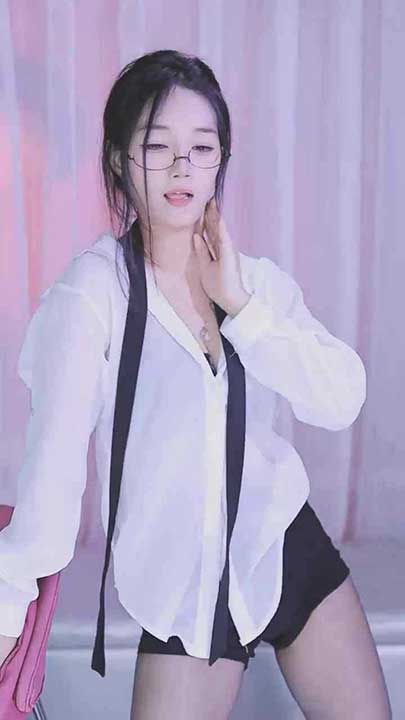 畅聊 小妖妹 擦边尺度诱惑热舞38V【2.59G】